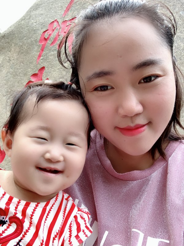 刘华婧和女儿.jpg 刘华婧和女儿.jpg